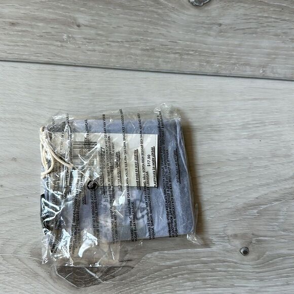 Disney Loungefly Mickey Mouse Black & White Icon Cardholder Blk/White NWT in pkg - Picture 4 of 4